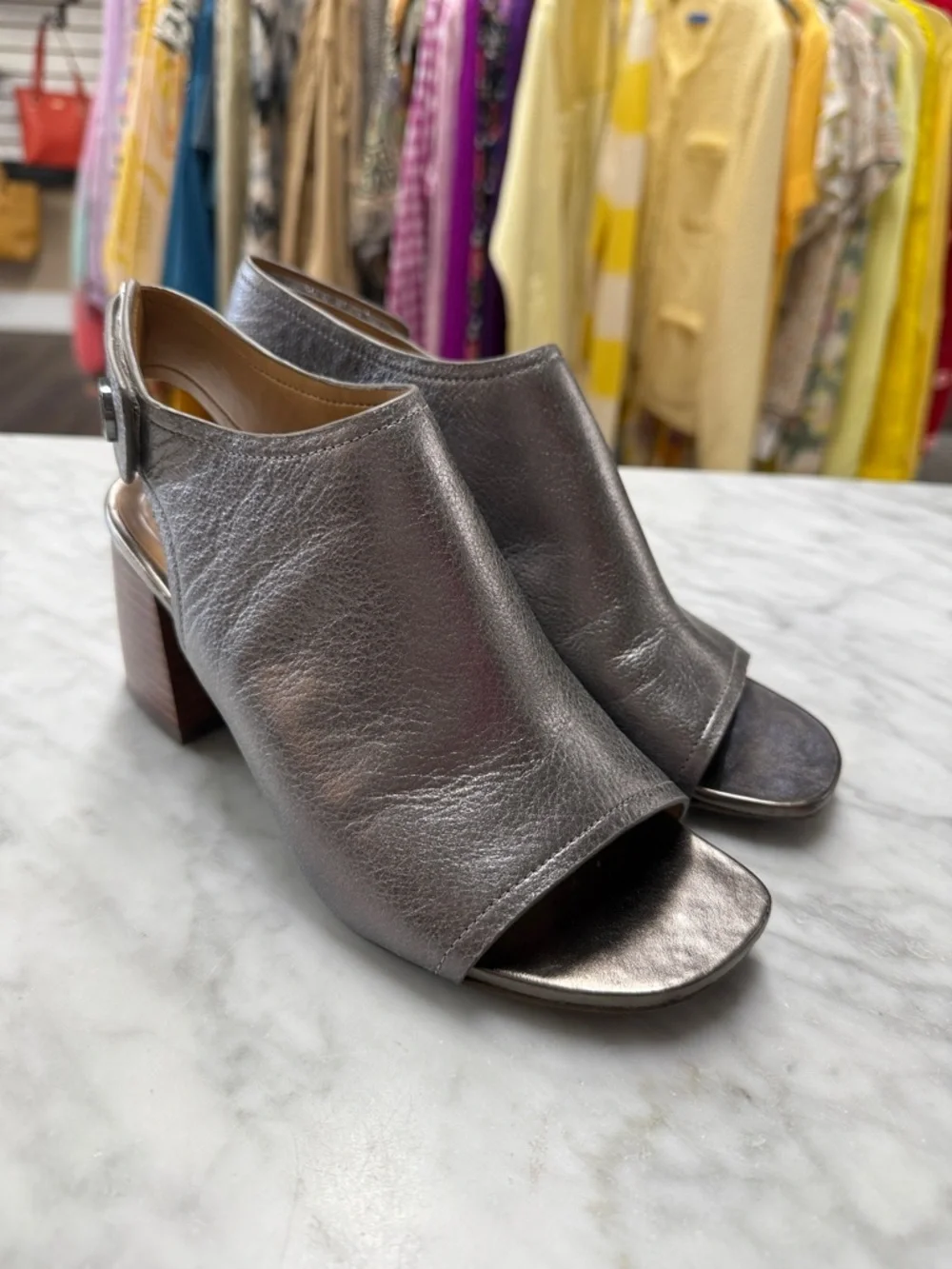 Vionic Valencia Leather Sandal in Metallic Gray Size US6